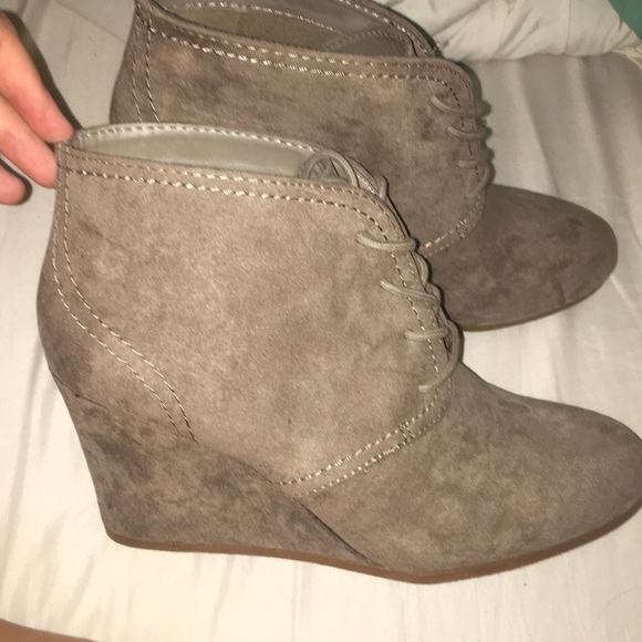 Women’s tan wedges - Picture 2 of 2